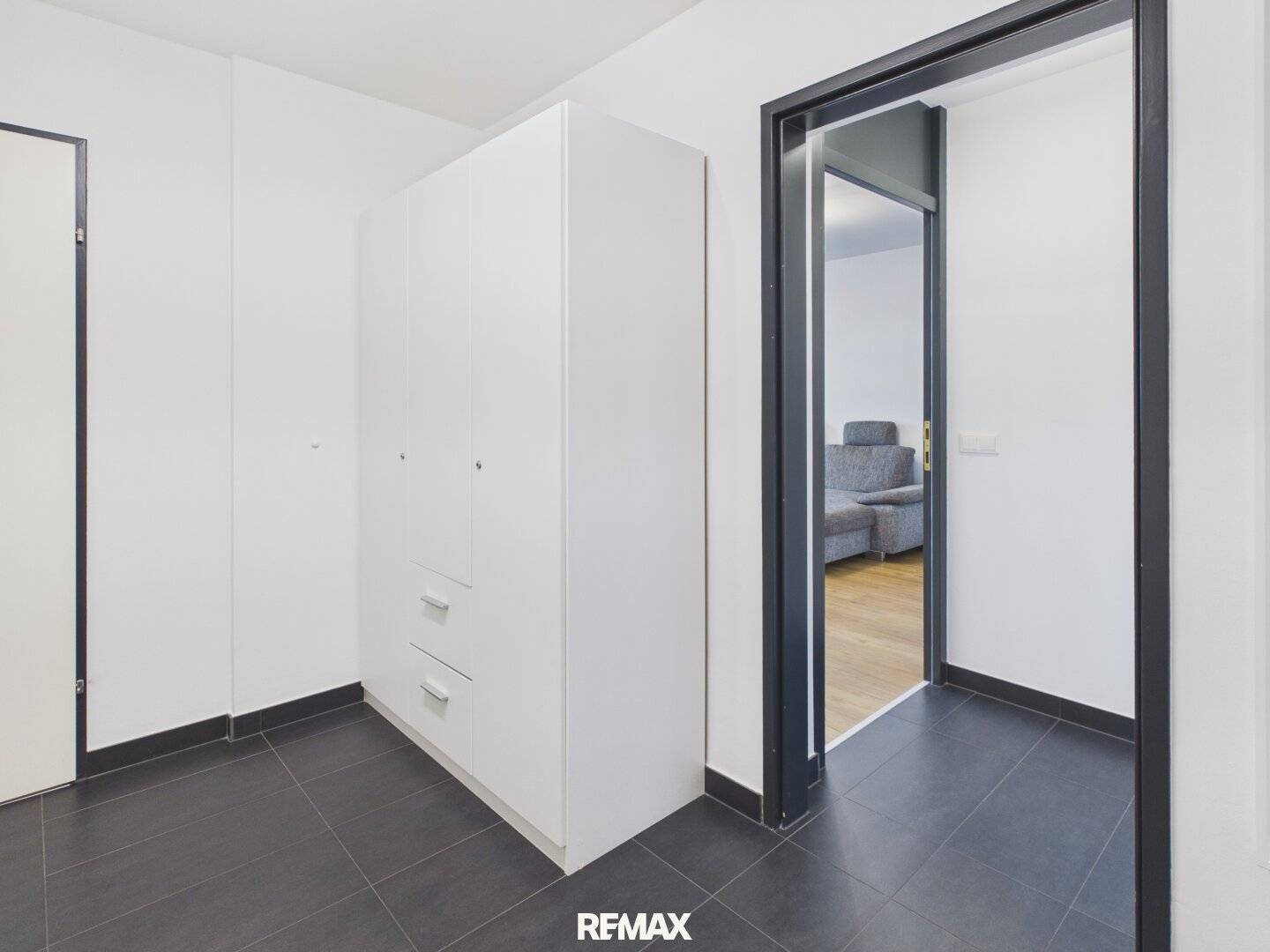 Furnished condominium with private parking space