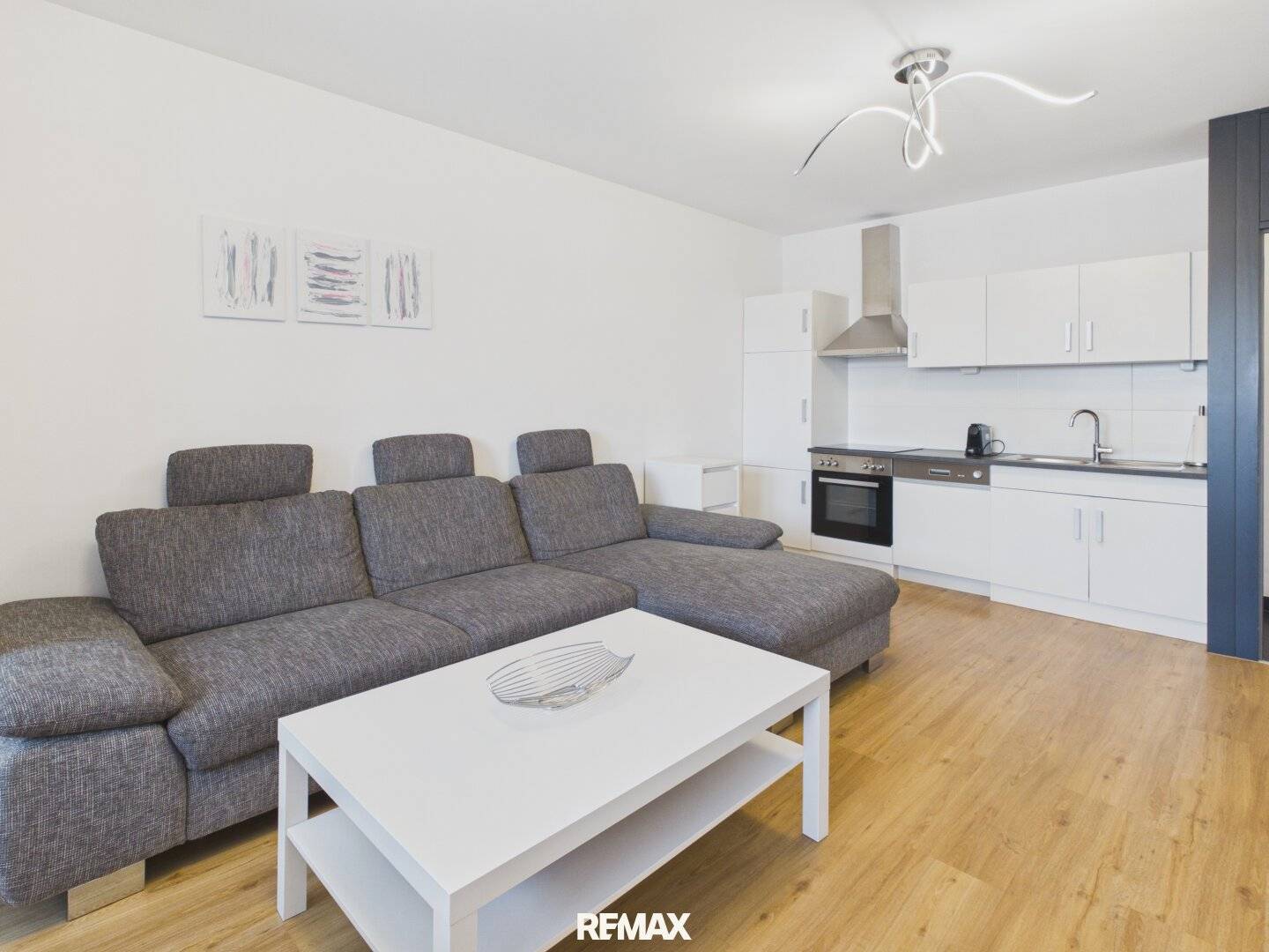 Furnished condominium with private parking space