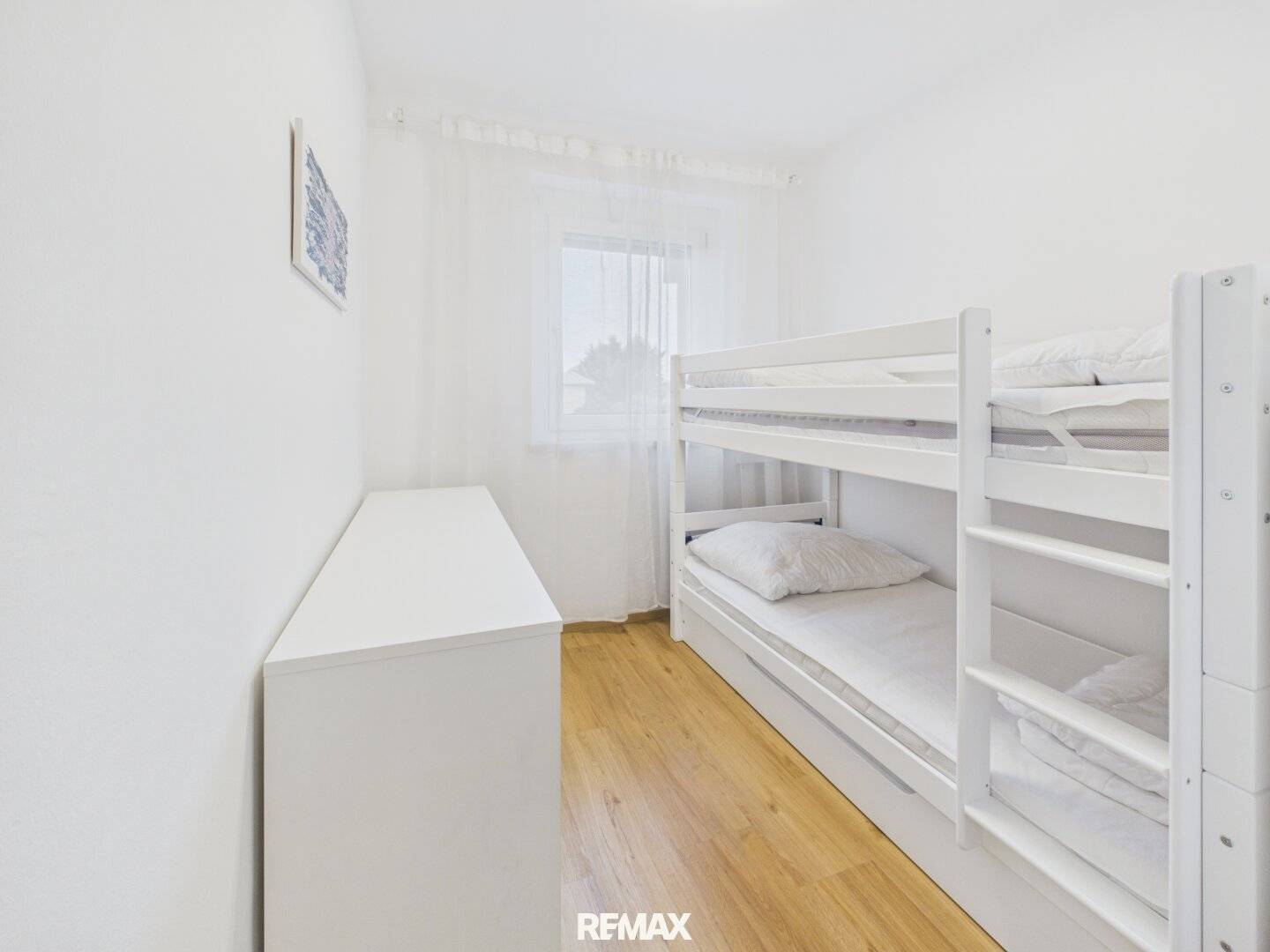 Furnished condominium with private parking space