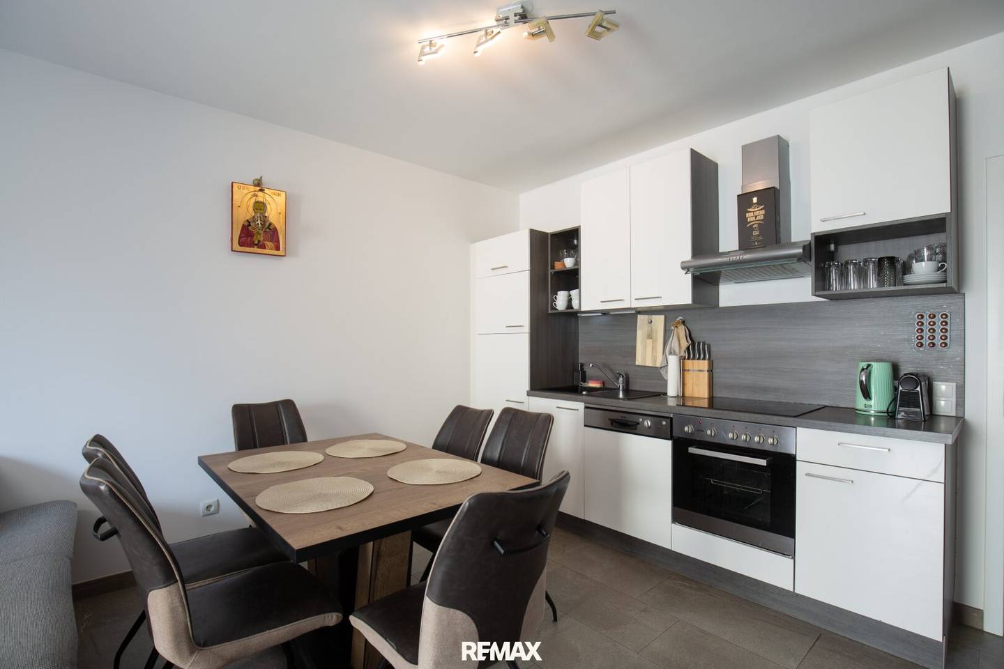 Everything there. Everything near. All mine. – Fully furnished hot property ready to move in
