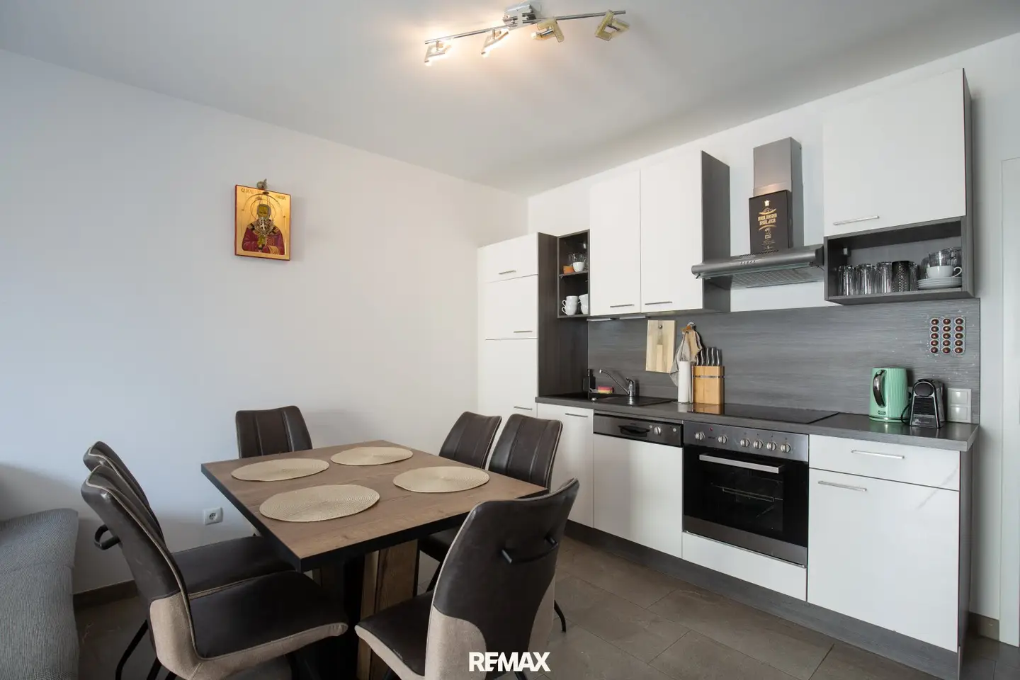 Everything there. Everything near. All mine. – Fully furnished hot property ready to move in
