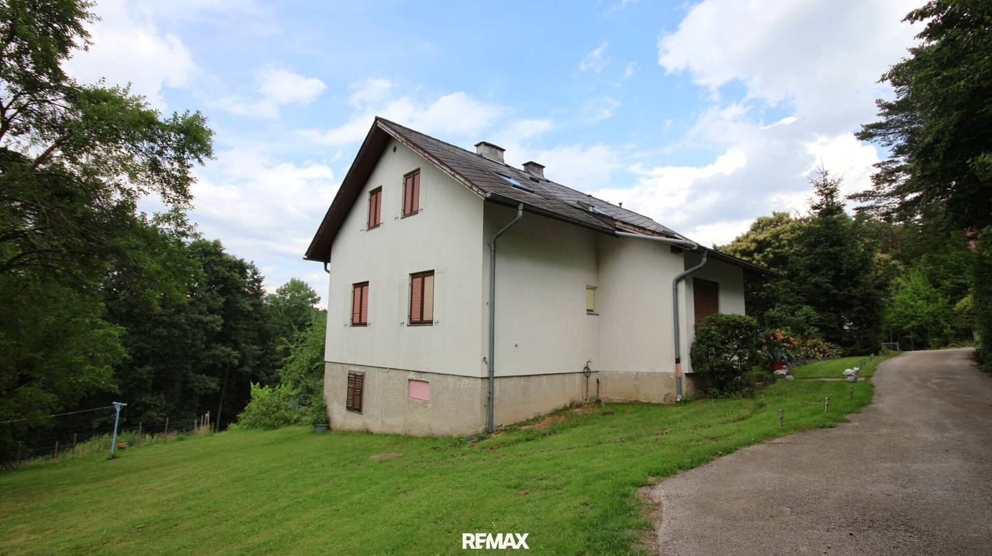 Spacious single-family house with garden, balcony and garages in 8230 Staudach – in need of renovation!