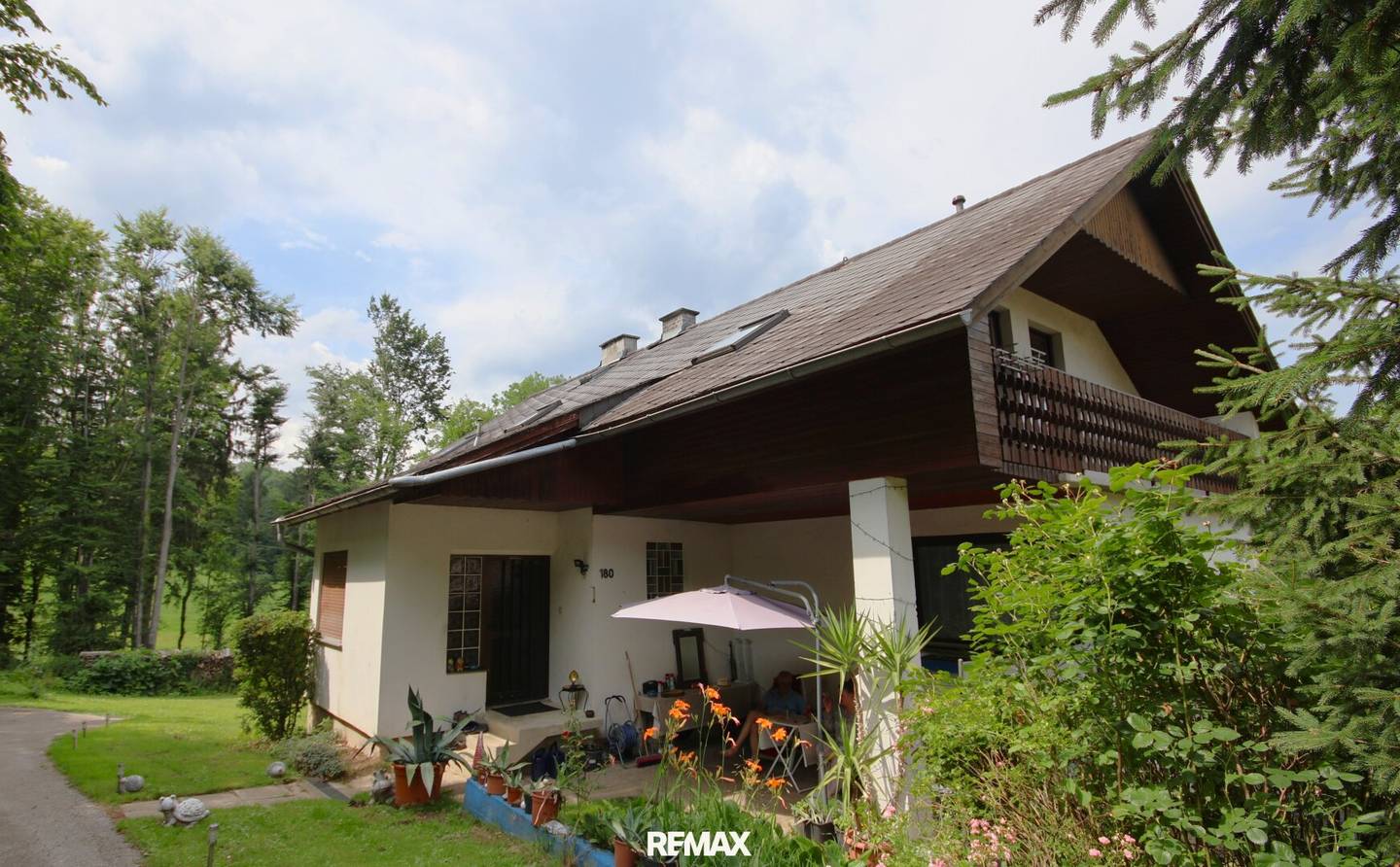 Spacious single-family house with garden, balcony and garages in 8230 Staudach – in need of renovation!