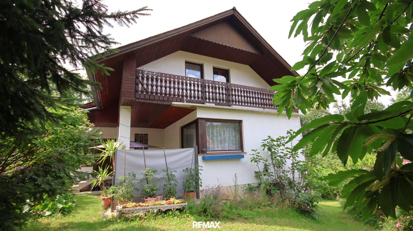 Spacious single-family house with garden, balcony and garages in 8230 Staudach – in need of renovation!