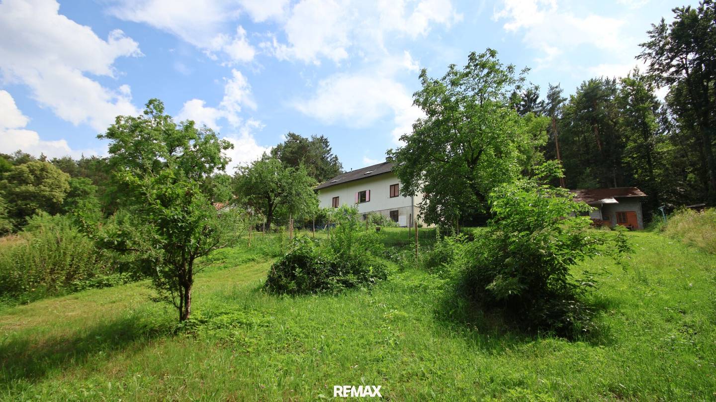 Spacious single-family house with garden, balcony and garages in 8230 Staudach – in need of renovation!