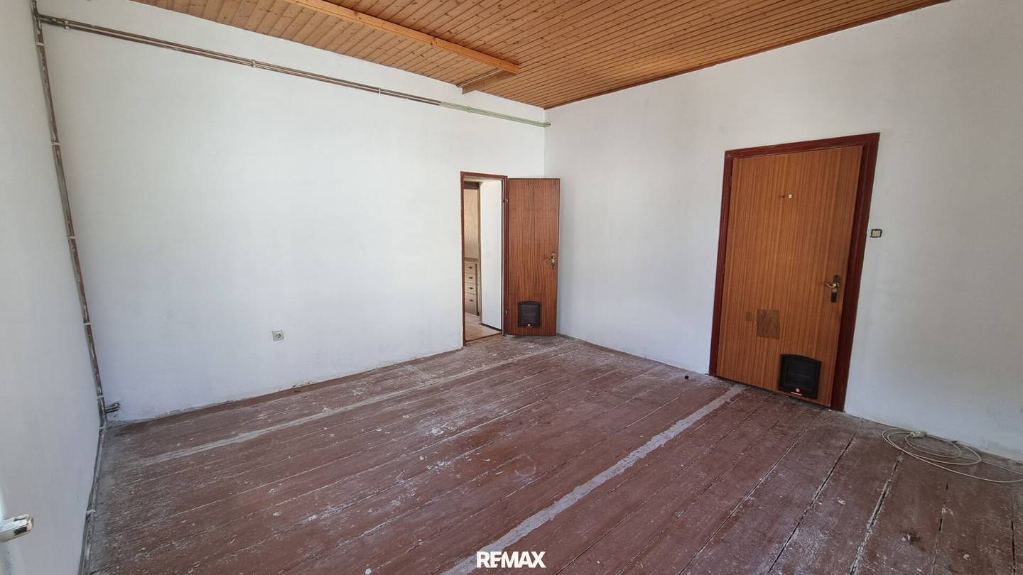 2-room condominium in need of renovation with garden