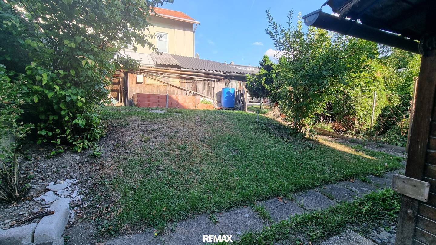 2-room condominium in need of renovation with garden