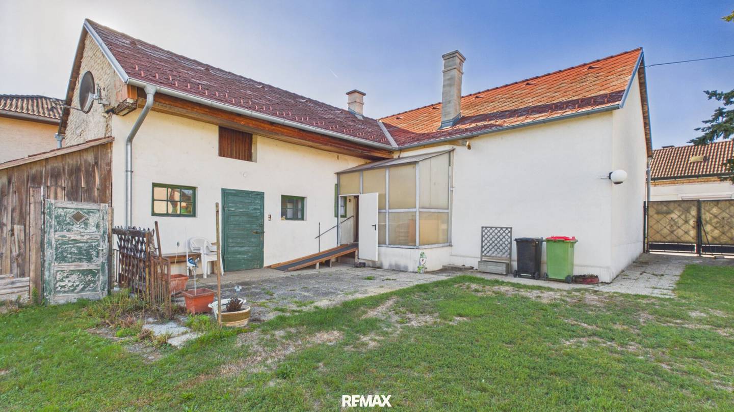House in need of renovation on 1.728 m² plot – large development and building potential