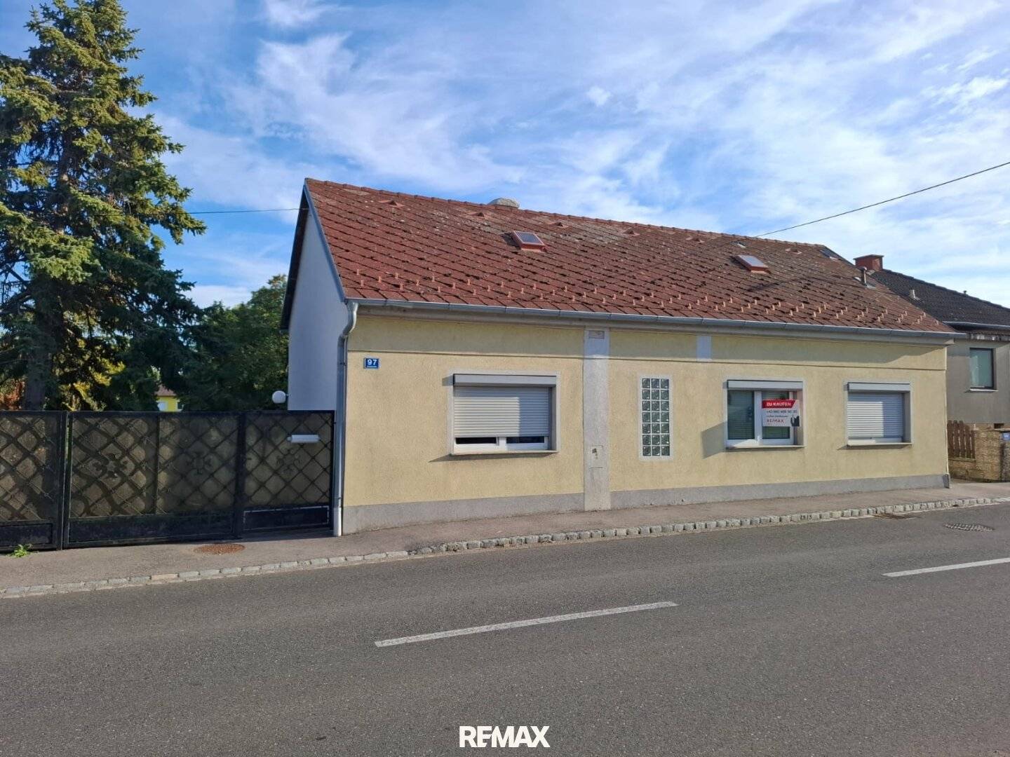 House in need of renovation on 1.728 m² plot – large development and building potential