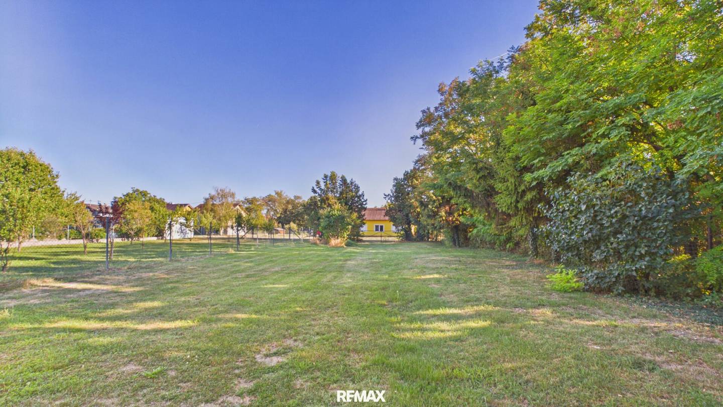 House in need of renovation on 1.728 m² plot – large development and building potential