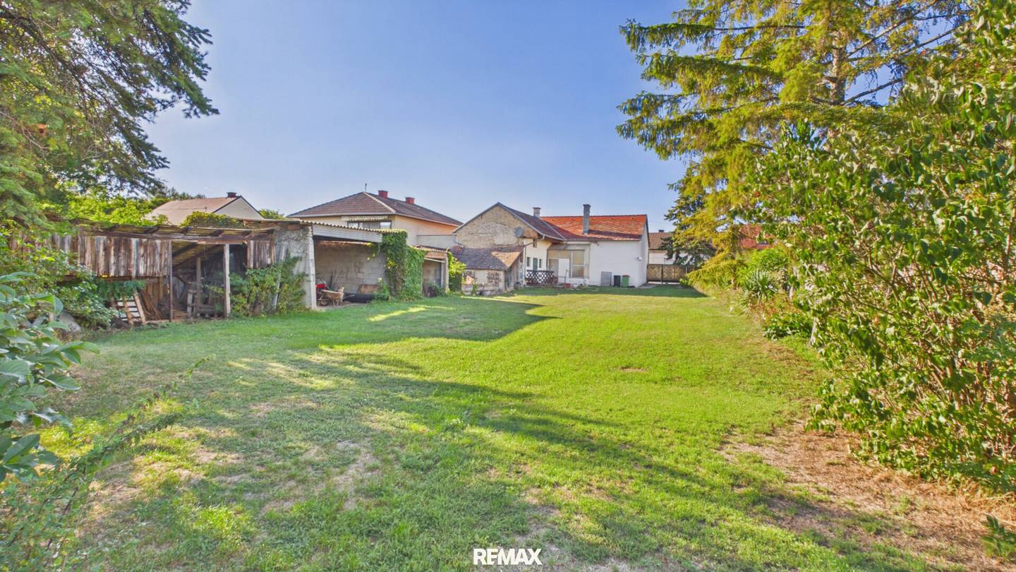 House in need of renovation on 1.728 m² plot – large development and building potential