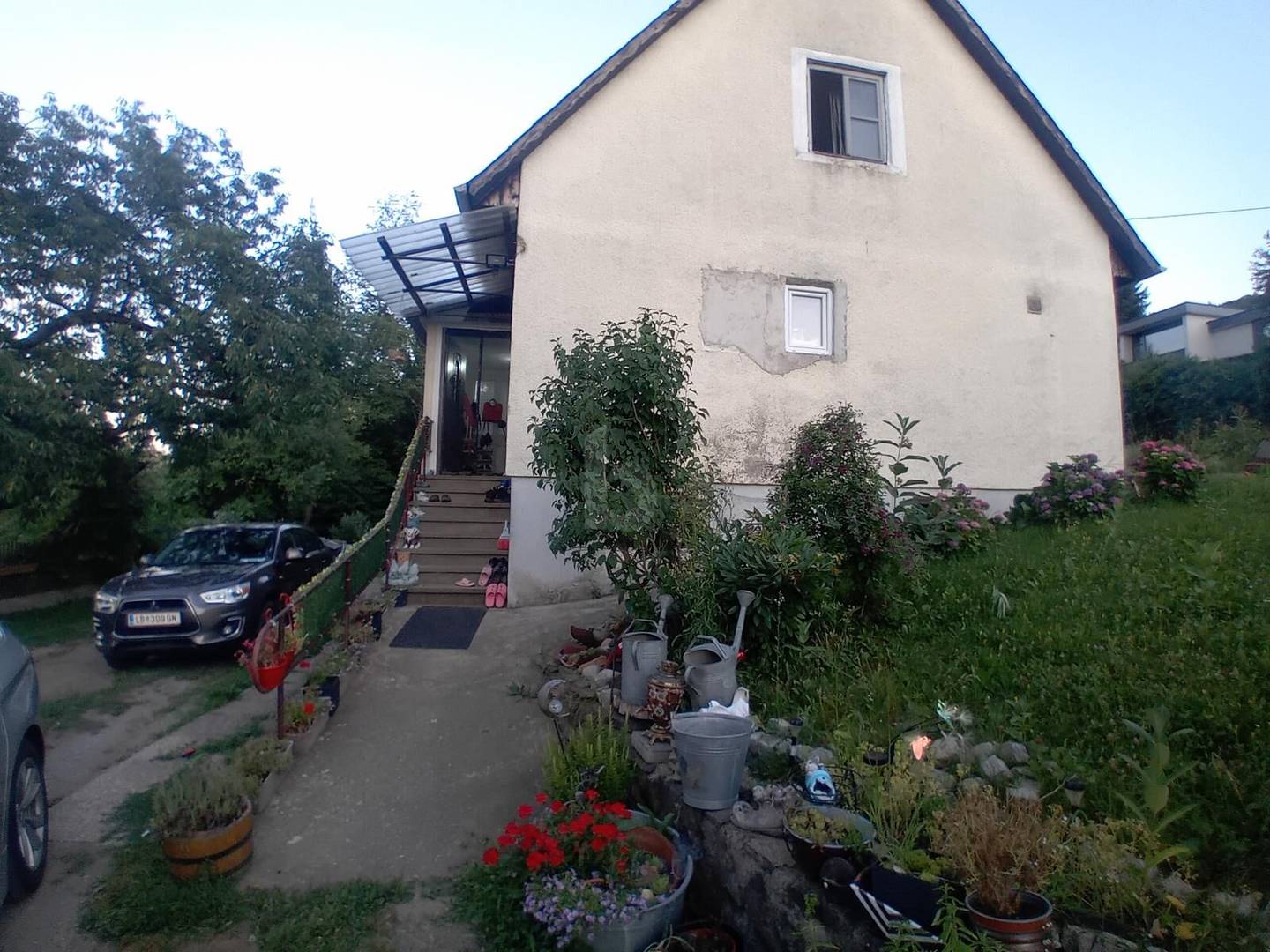 Modernisiert und privat mit großem Grundstück Familienwohnung