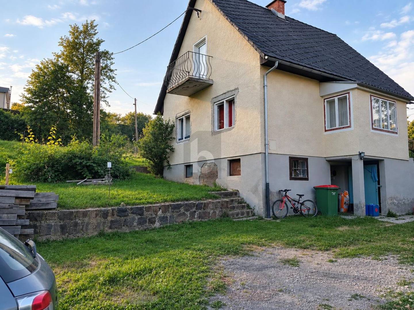 Modernisiert und privat mit großem Grundstück Familienwohnung