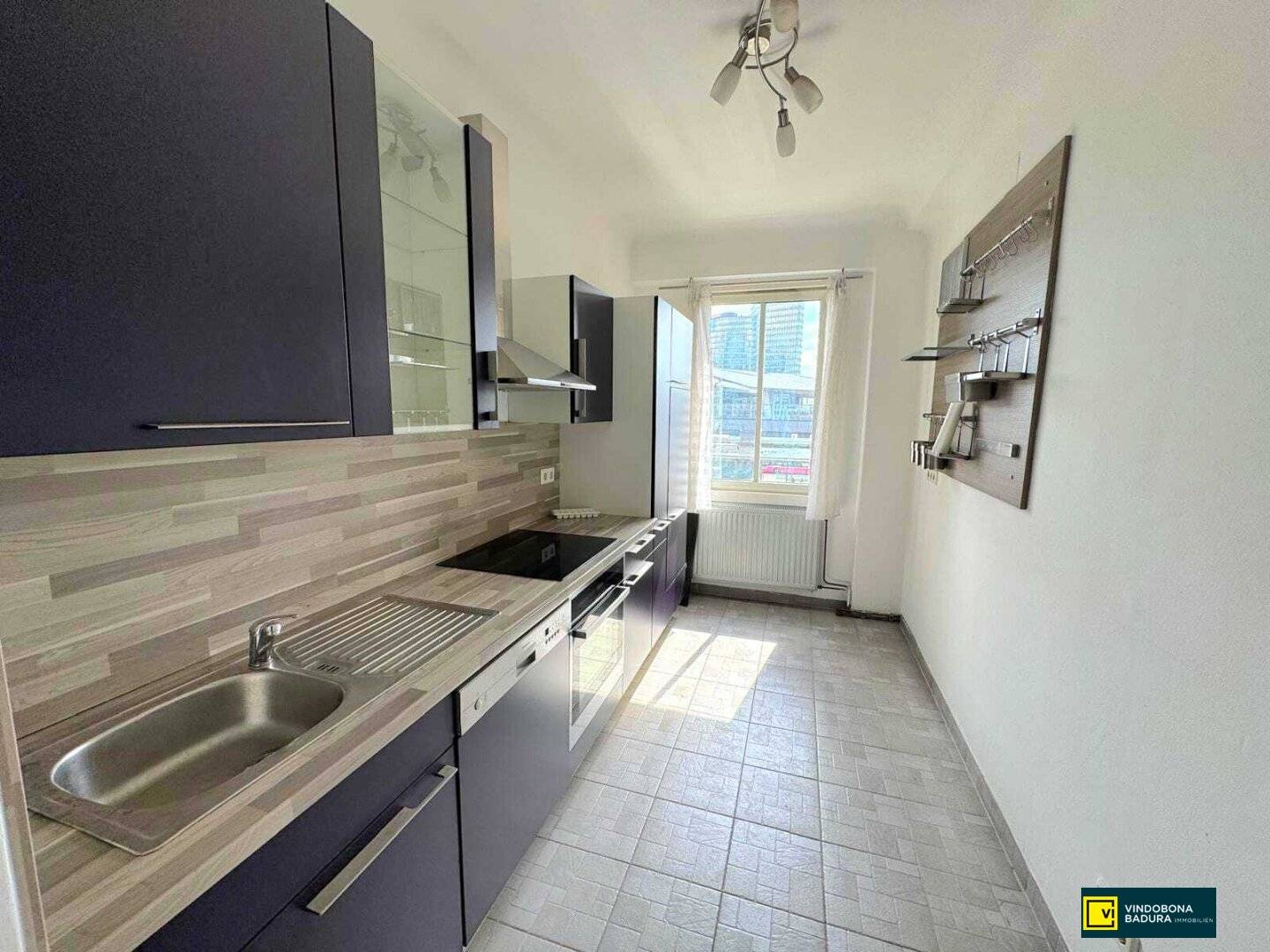 Vis a vis from the main station at SÜDTIROLER PLATZ – Bright 2-room apartment with great potential