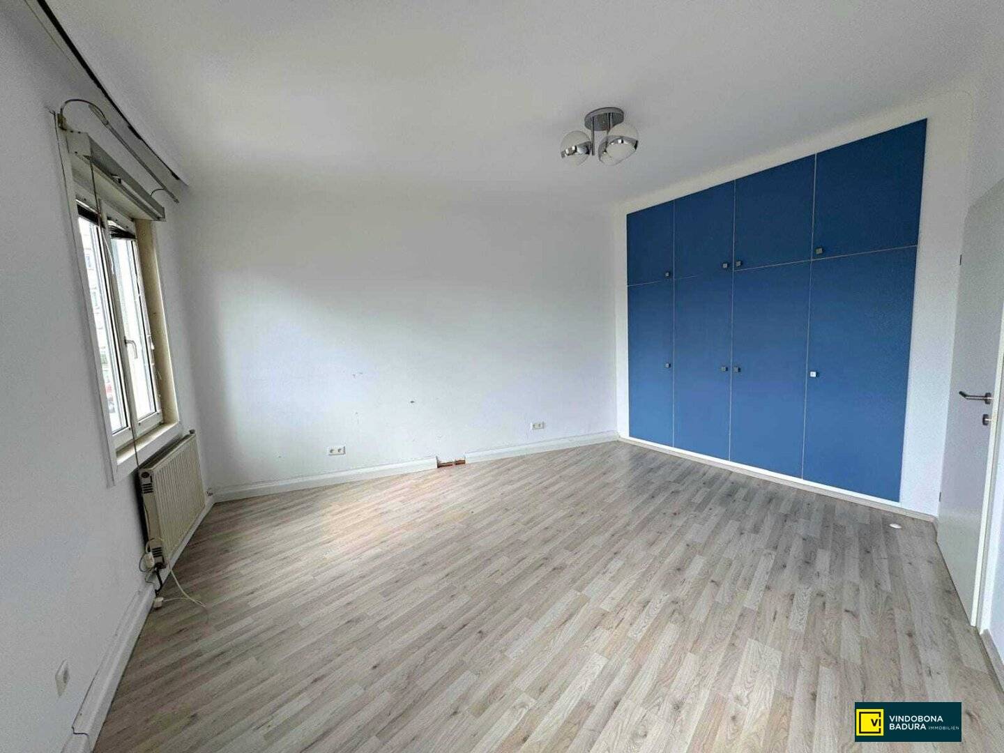 Vis a vis from the main station at SÜDTIROLER PLATZ – Bright 2-room apartment with great potential