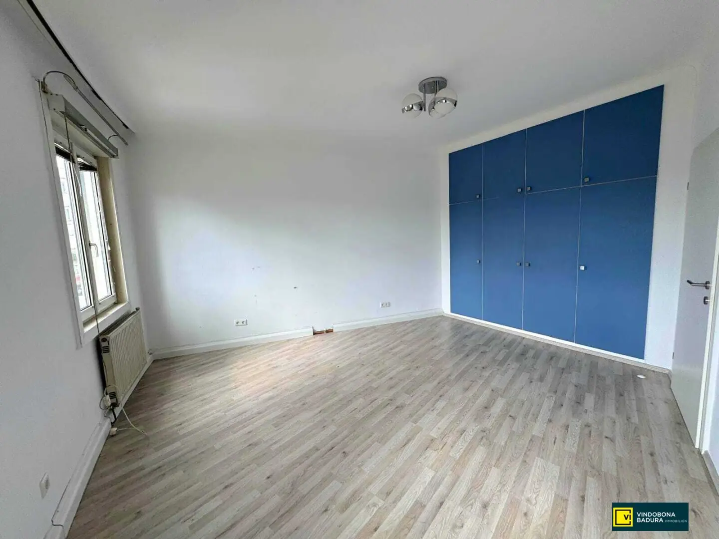 Vis a vis from the main station at SÜDTIROLER PLATZ – Bright 2-room apartment with great potential