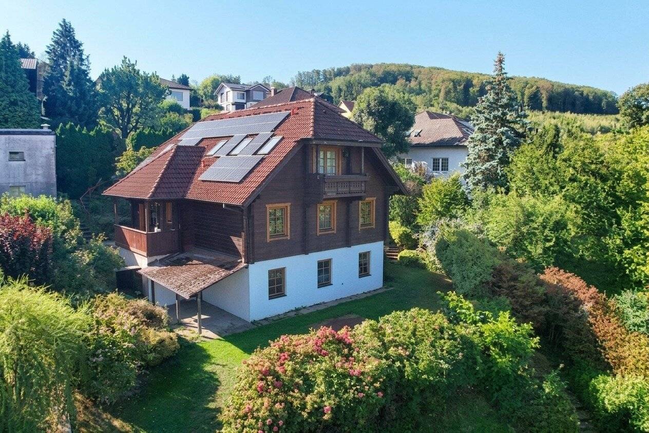 A Home to Feel Good In: Spacious Wooden Log House with Garden and Modern Building Services
