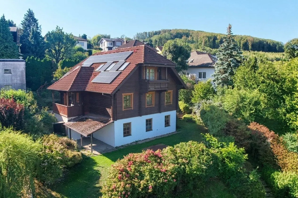 A Home to Feel Good In: Spacious Wooden Log House with Garden and Modern Building Services
