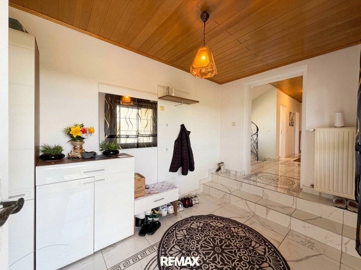 Großzügiges Wohnhaus mit 2.230 m² Grundstück, 2 Garagen &amp; Terrassen in 8345 Straden
