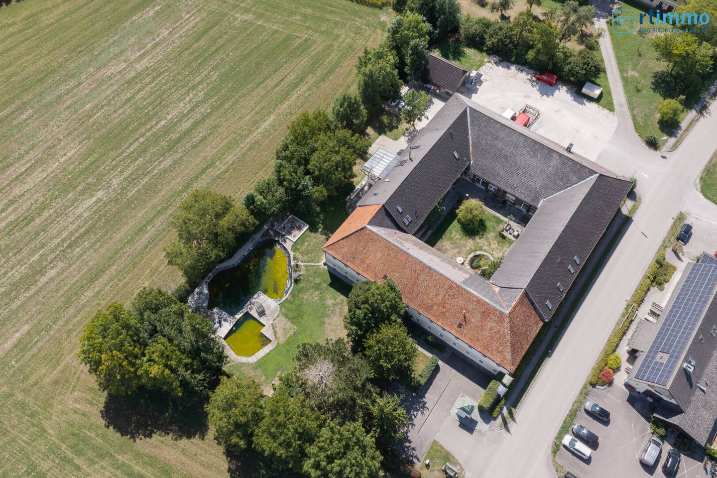 Unique opportunity - four-sided building for commercial and residential use in the beautiful Kremstal