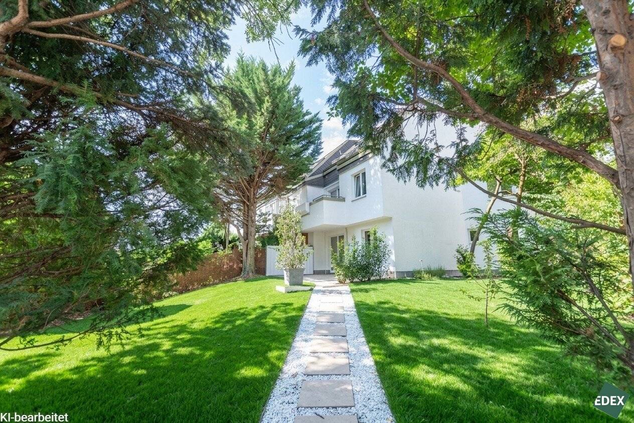 Exklusiv saniertes Reihenhaus in bester Döblinger Wohnlage  mit 5 Schlafzimmern und schönem Garten