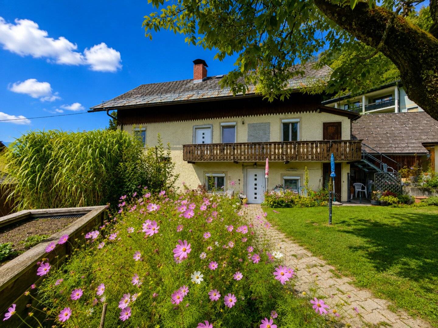 A PLACE TO FEEL GOOD - HOME BEGINS RIGHT HERE!