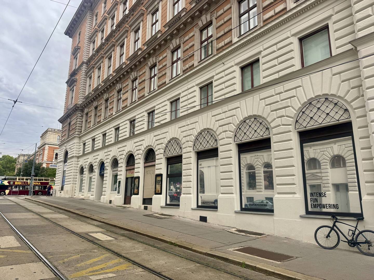 Straßenzugang mit Schaufenster und Lift Wohnung