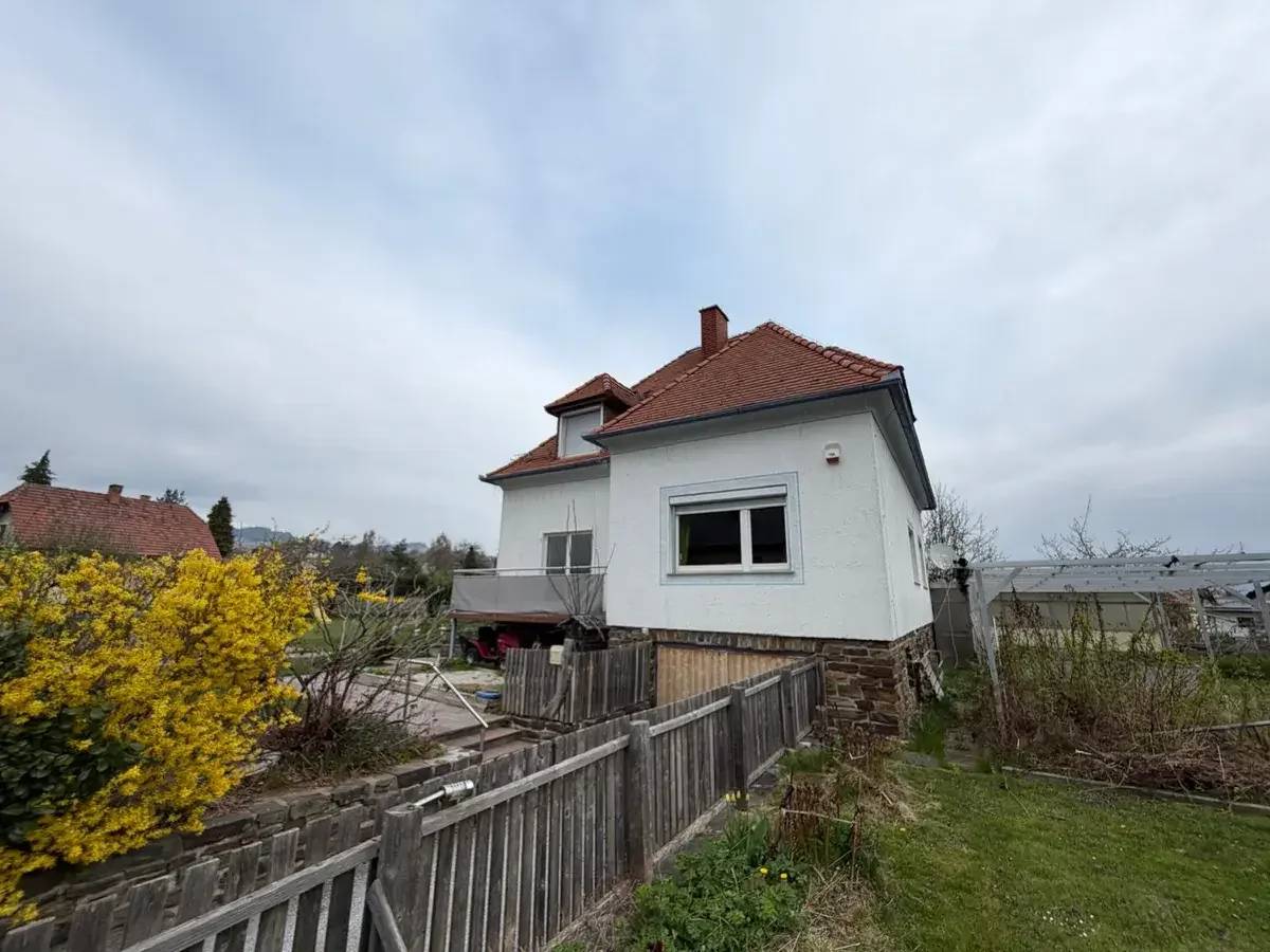 House in need of renovation with plenty of space for the whole family and a generous plot in Vorau