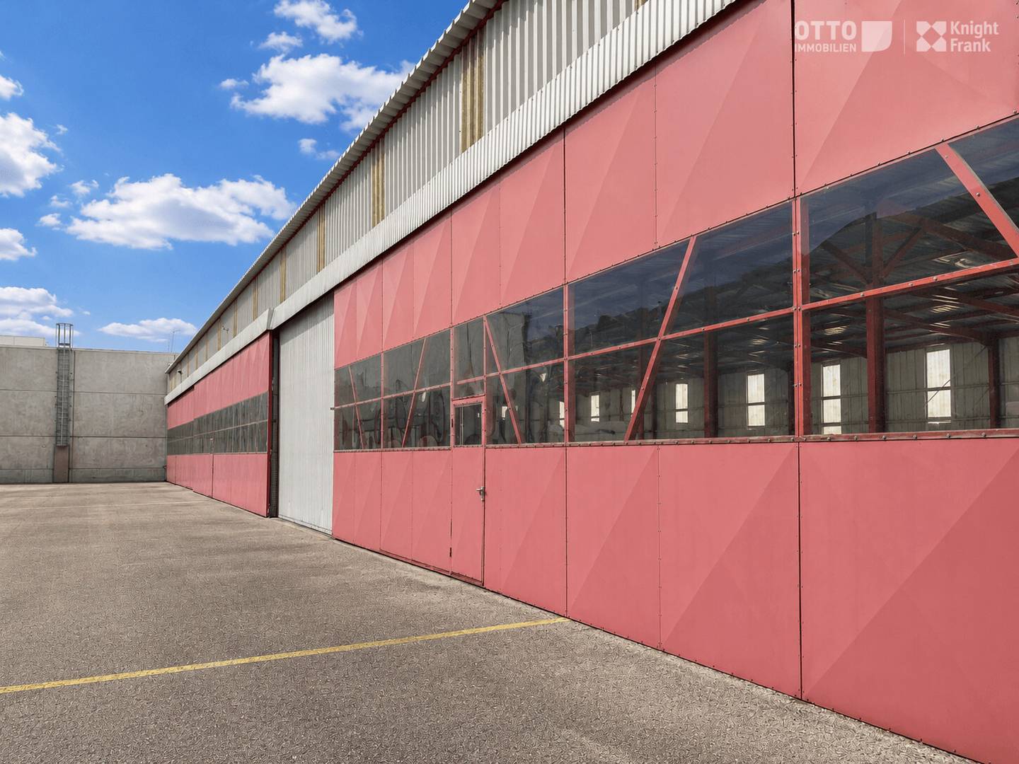 Hangar und Logistik am Flugplatz Loftwohnung