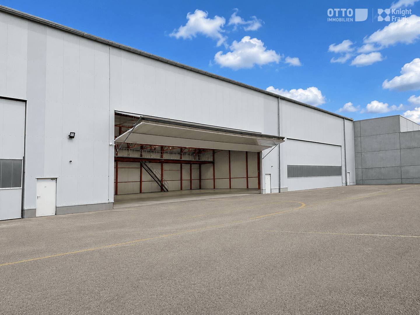 Hangar und Logistik am Flugplatz Loftwohnung
