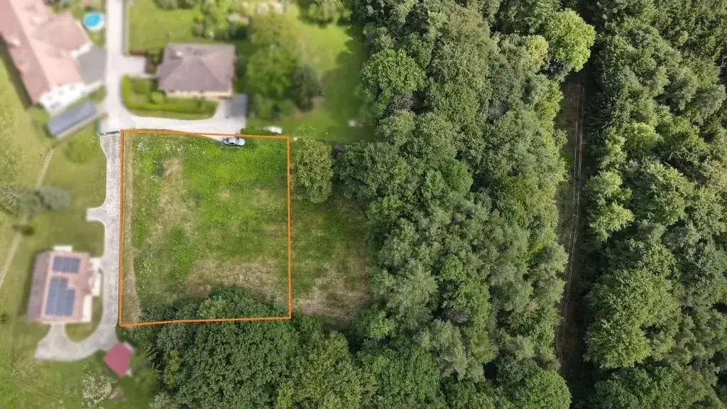 Ruhelage am Ende einer Sackgasse – sonniges Bauland mit eigenem Wald & Möglichkeit zur Grundstücksteilung