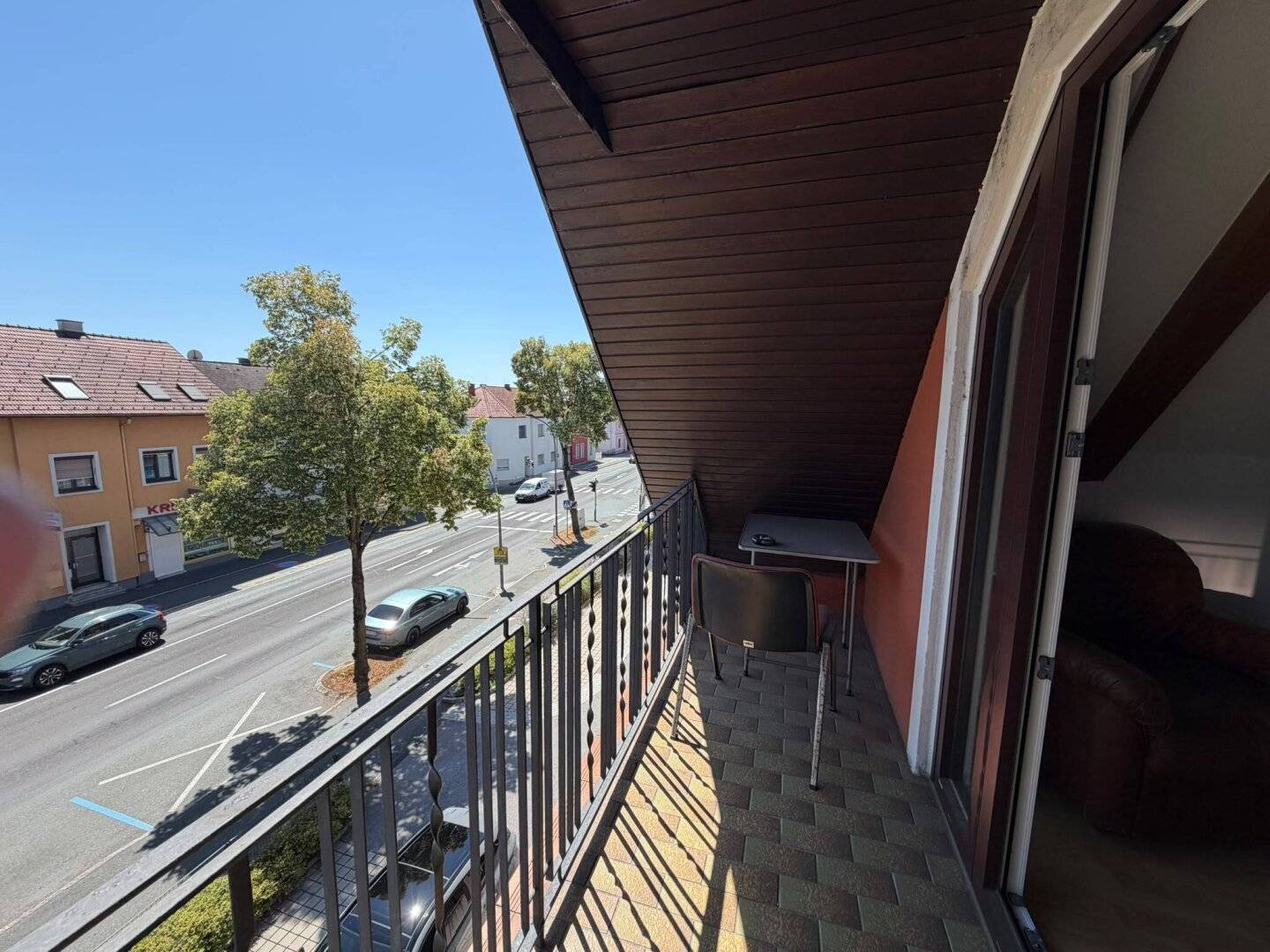 Stadthaus mit Geschäftsräumen, Wohneinheit, Garage und Stellplätzen – für Eigennutzer und Anleger