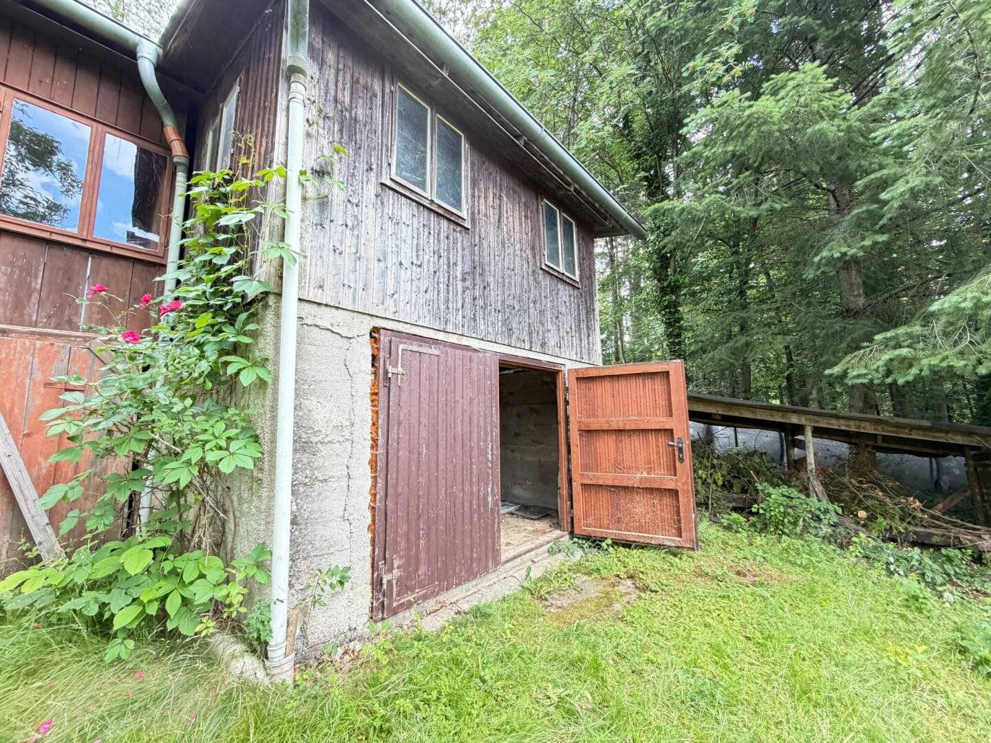 Heavily in need of renovation cottage with 3.070 m² plot in idyllic location in Rohrbach an der Lafnitz!
