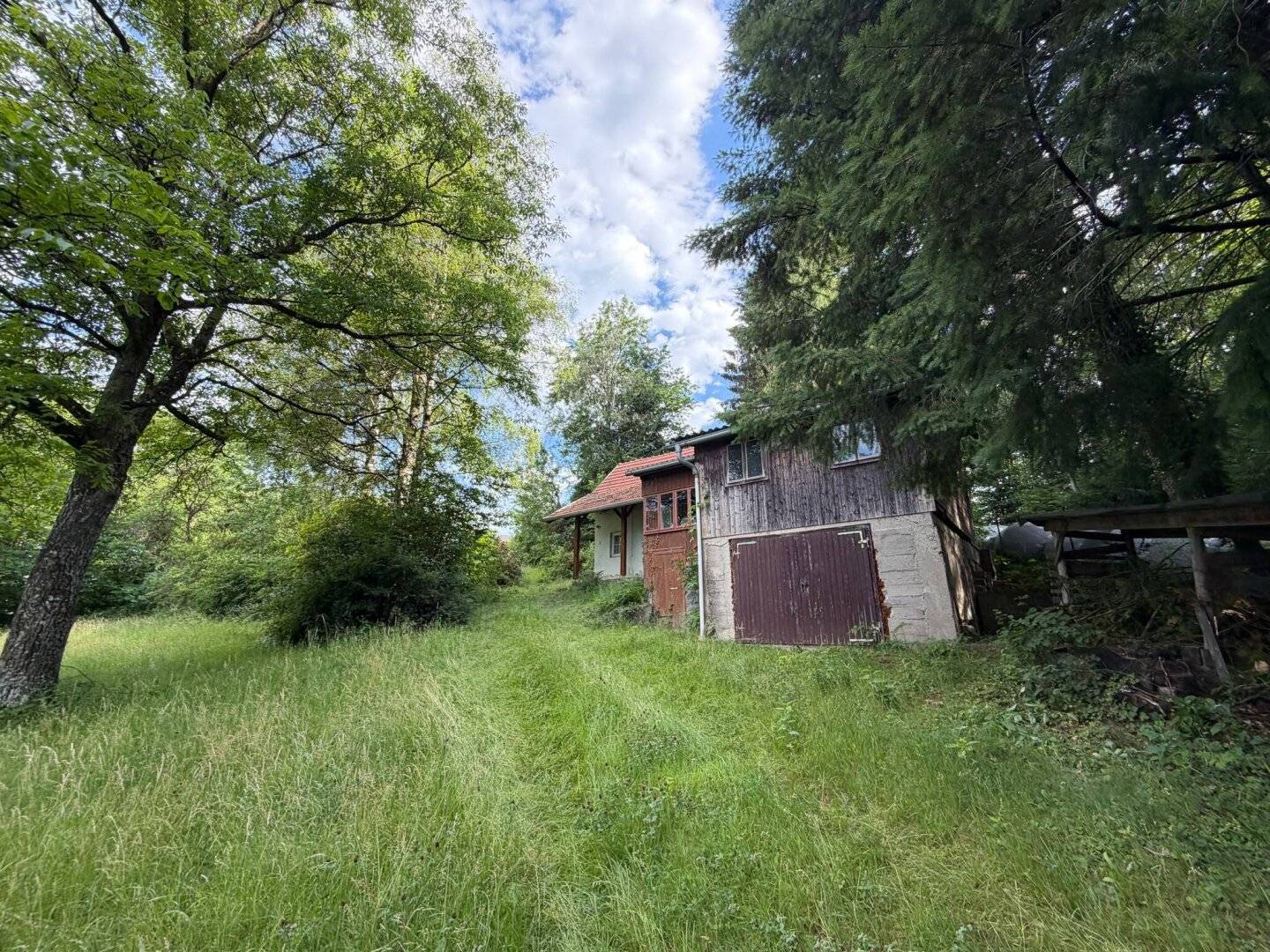 Heavily in need of renovation cottage with 3.070 m² plot in idyllic location in Rohrbach an der Lafnitz!