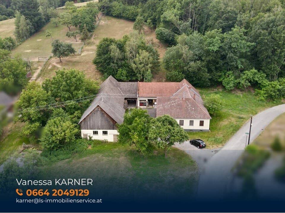 Four-sided farmstead in need of renovation in a quiet edge of village location 6.100 m² plot with 4.100 m² building land and space for animal keeping