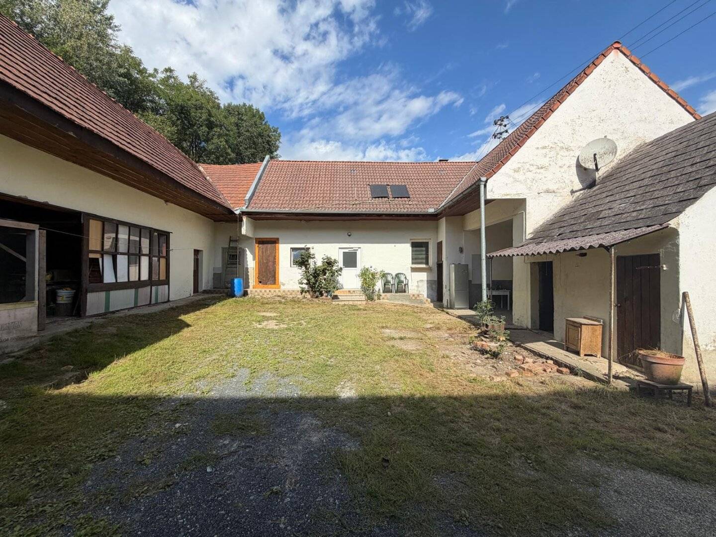 Four-sided farmstead in need of renovation in a quiet edge of village location 6.100 m² plot with 4.100 m² building land and space for animal keeping