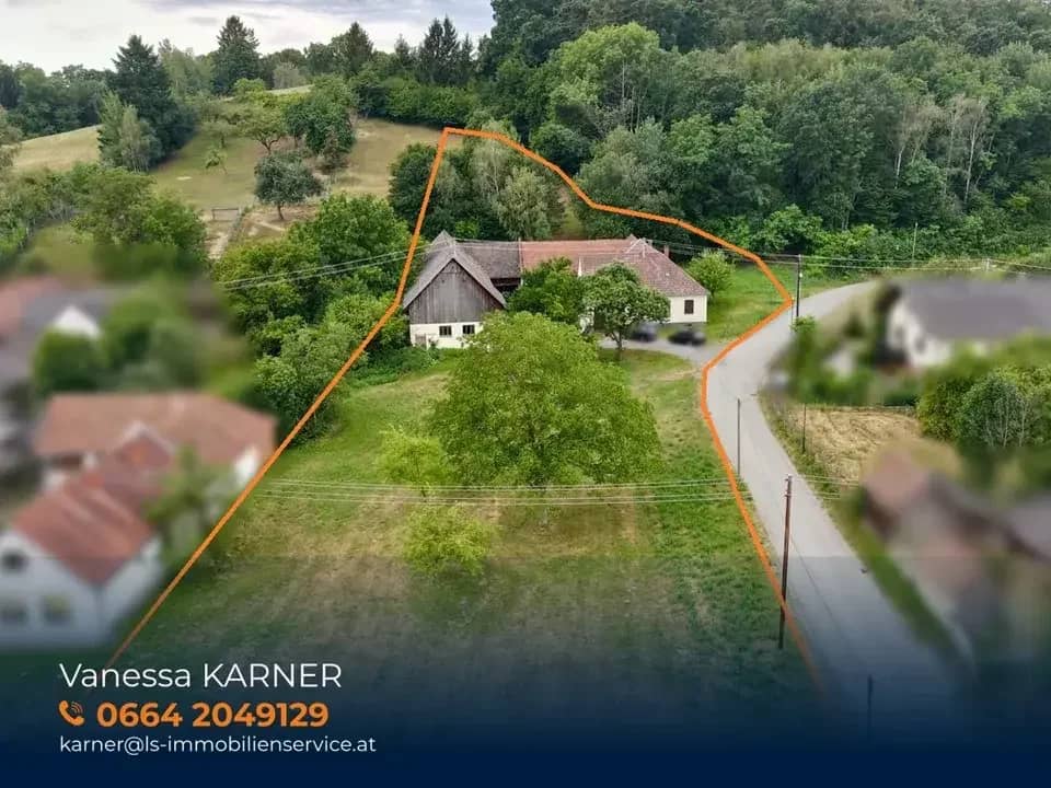 Four-sided farmstead in need of renovation in a quiet edge of village location 6.100 m² plot with 4.100 m² building land and space for animal keeping