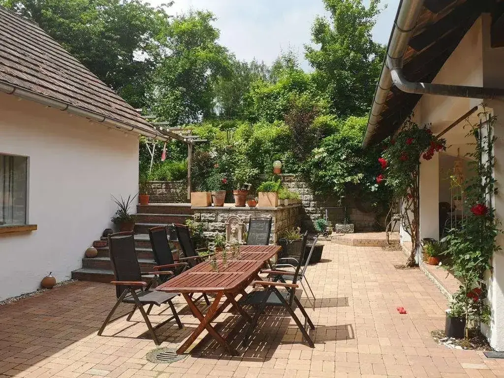 Lovingly renovated three sided farmstead with large plot in idyllic quiet location - Buch-St. Magdalena