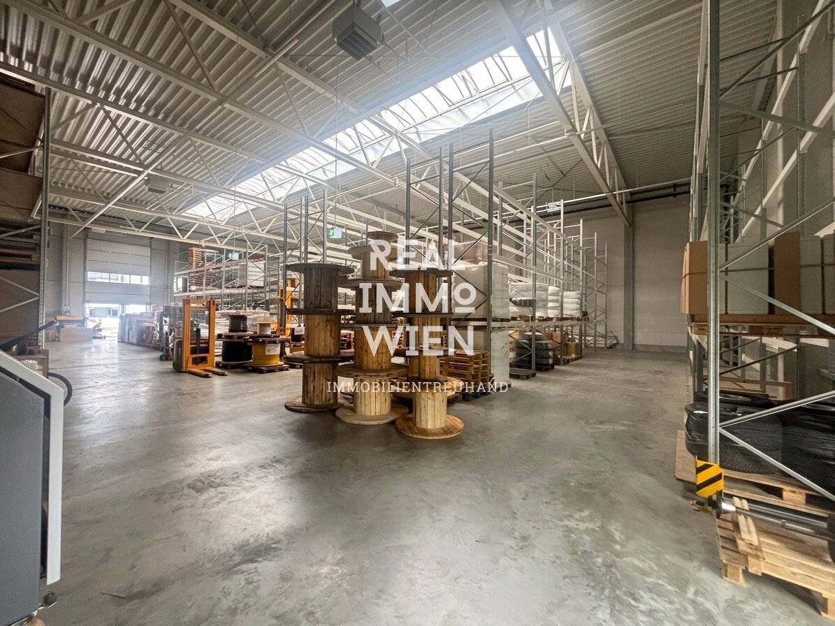 Top commercial property (warehouse) in 1230 Vienna with 4 vehicle parking spaces and own truck direct loading