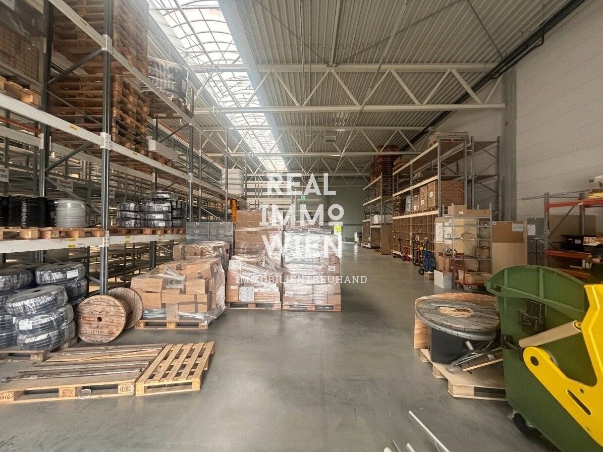 Top commercial property (warehouse) in 1230 Vienna with 4 vehicle parking spaces and own truck direct loading