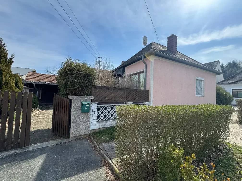 Charming residential house with development potential on a small plot in Badersdorf