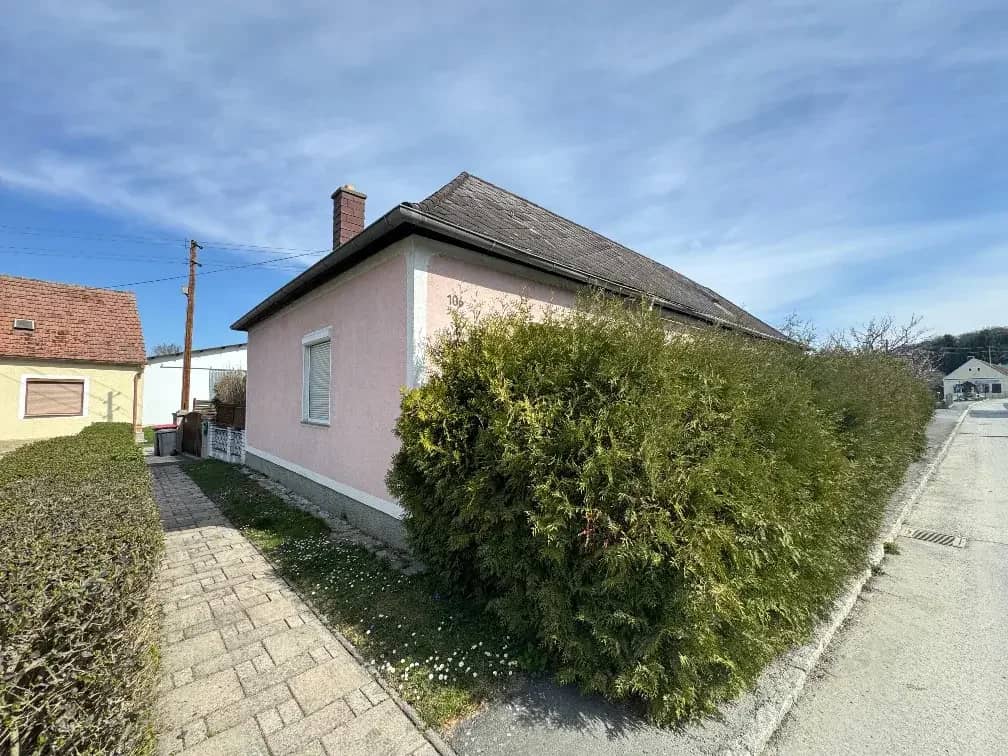 Charming residential house with development potential on a small plot in Badersdorf