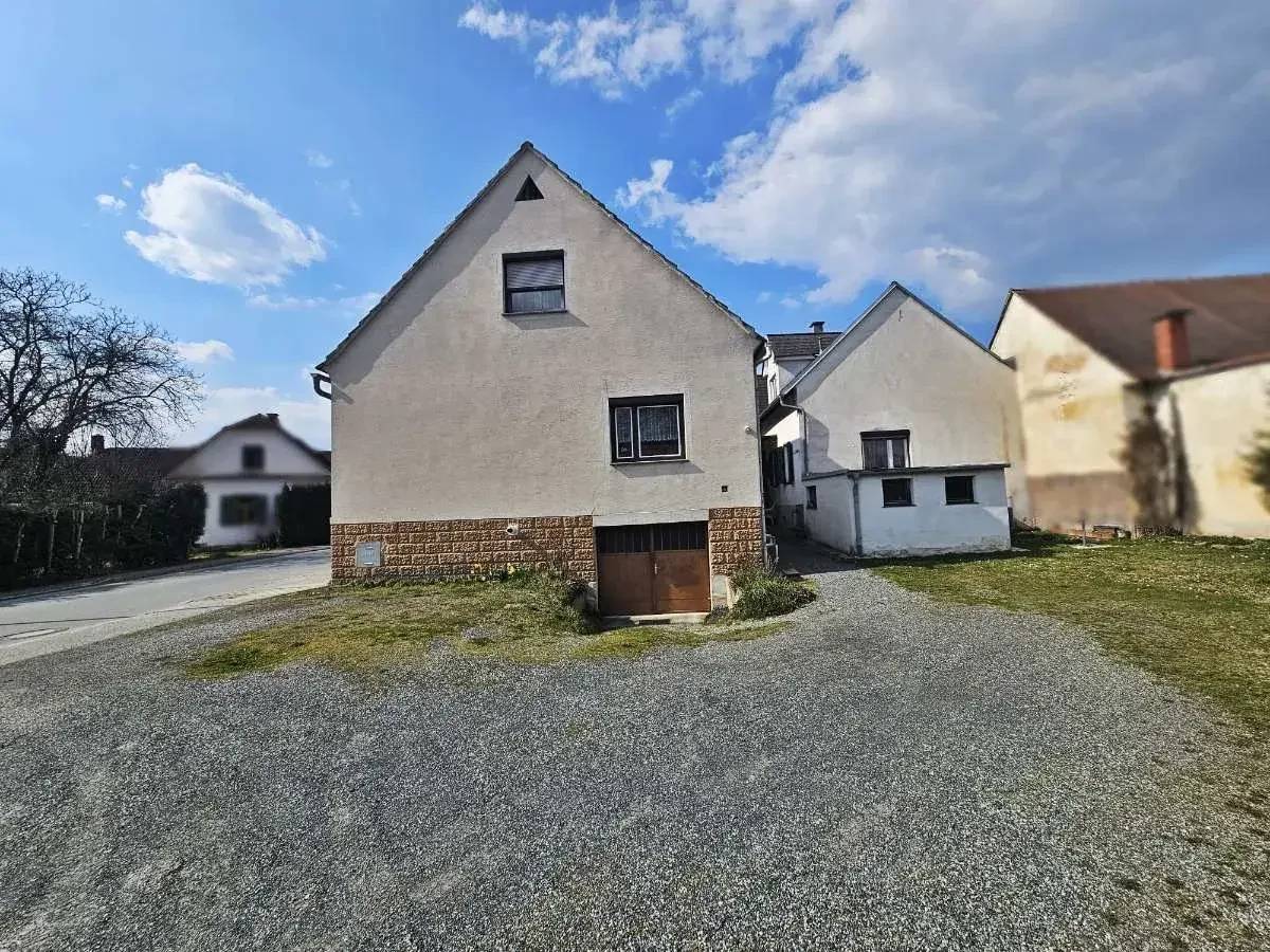 Former inn with residential house, outbuilding and large plot in Stegersbach