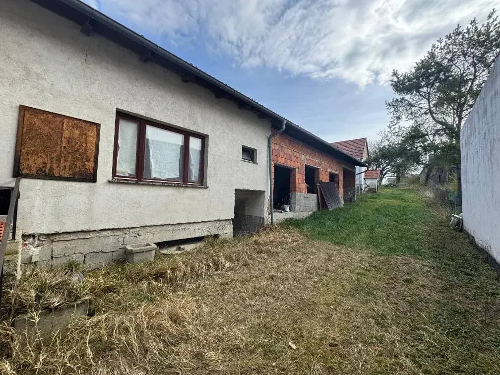 Property in need of renovation with multiple buildings on a 3119m² plot in Schachendorf