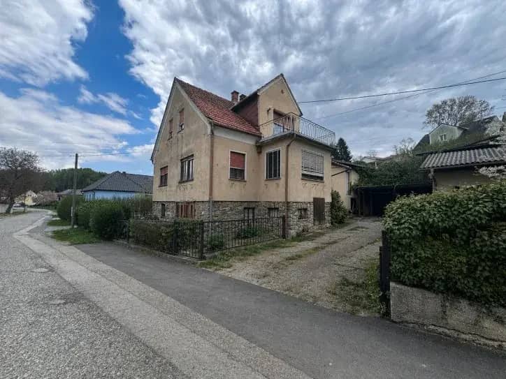 Single-family house in need of renovation with great potential in a quiet residential area in Kemeten
