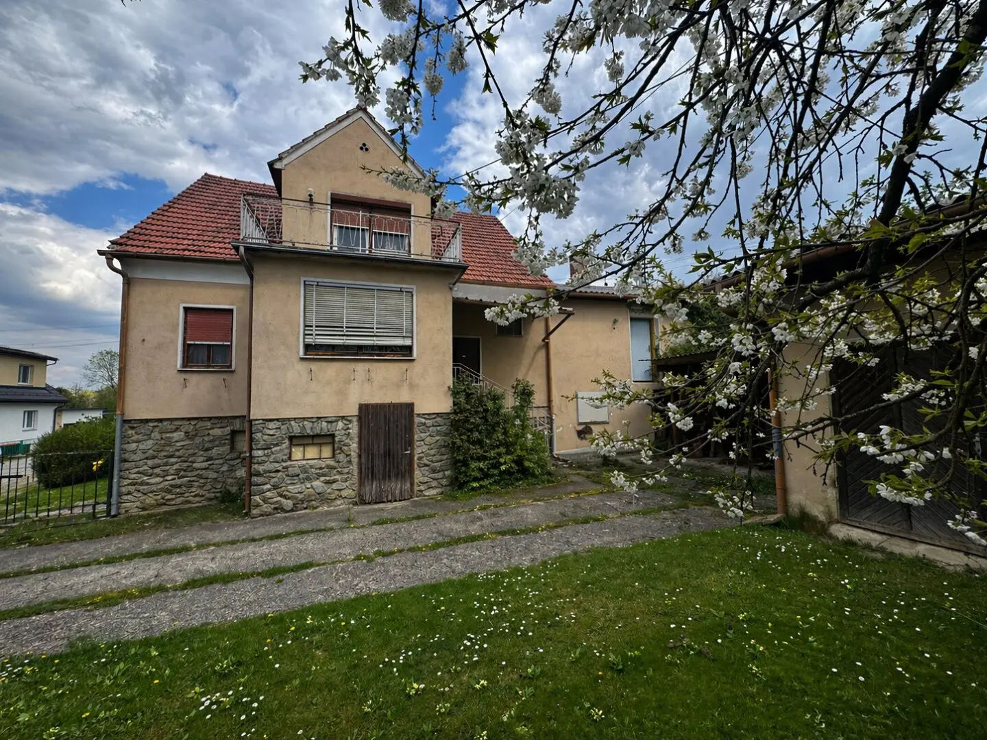 Sanierungsbedürftiges Einfamilienhaus mit viel Potenzial in ruhiger Siedlungslage in Kemeten