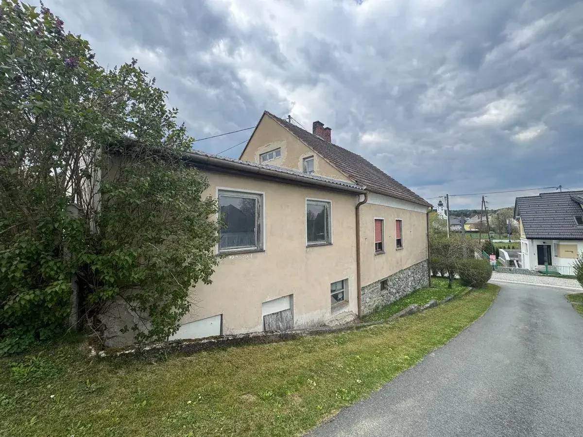 Single-family house in need of renovation with great potential in a quiet residential area in Kemeten