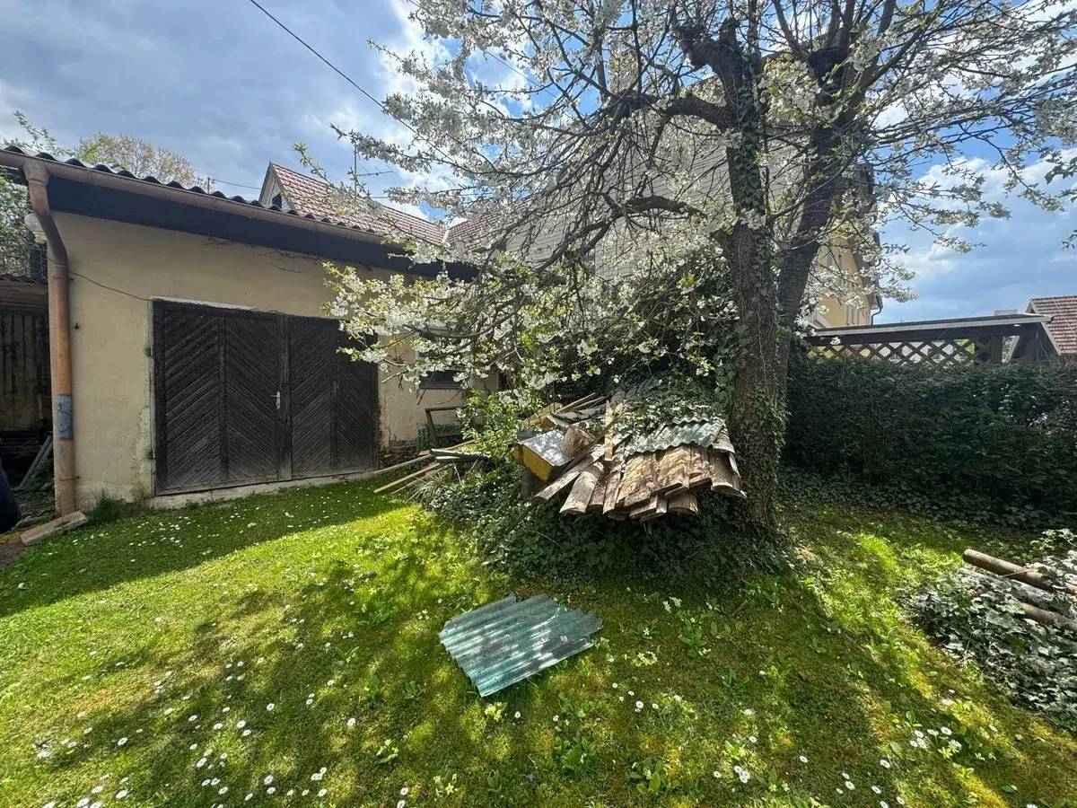 Single-family house in need of renovation with great potential in a quiet residential area in Kemeten