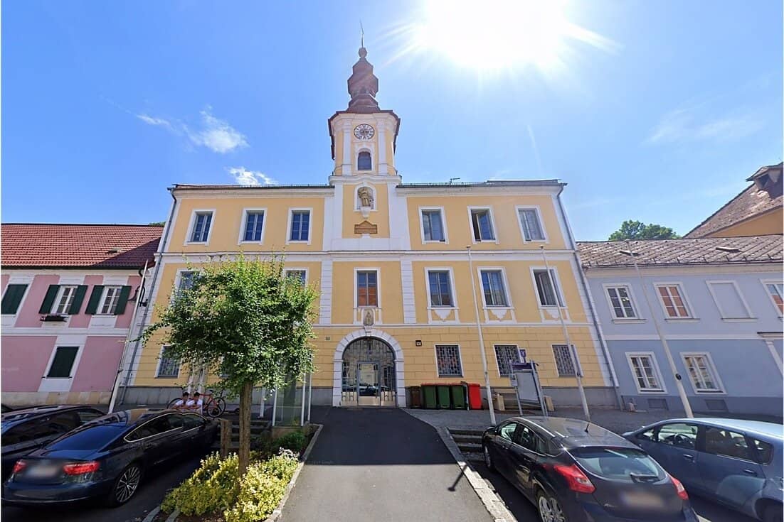 WILDON - Completely renovated Old Town Hall with 13 units, elevator, dental practice, garden &amp; garages