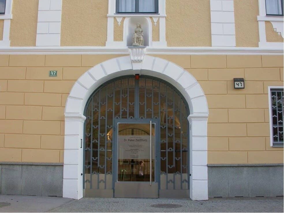 WILDON - Completely renovated Old Town Hall with 13 units, elevator, dental practice, garden &amp; garages